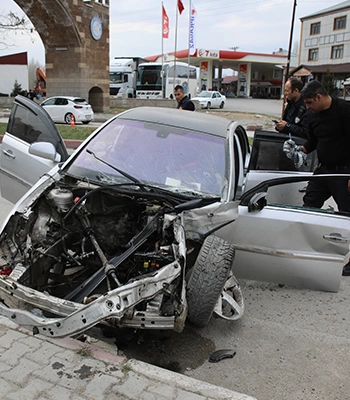 Van'da refüje çarpan otomobildeki 3 kişi yaralandı