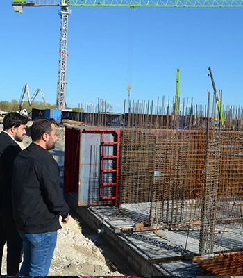 Adilcevaz Belediye Başkanı Akbaba TOKİ konutları inşaatında inceleme yaptı