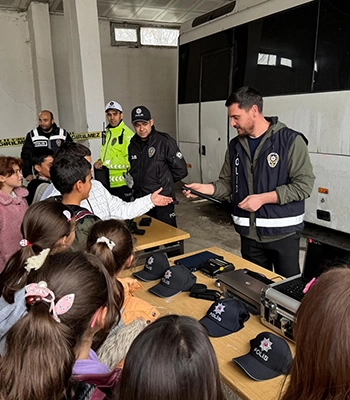 Çaldıran'da öğrencilerden polislere ziyaret