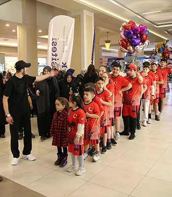 Erzurum'da otizmli çocuklar farkındalık için alışveriş merkezinde koştu