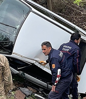 Hakkari'de şarampole devrilen otomobildeki 4 kişi yaralandı
