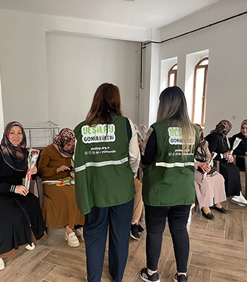 Bitlis Yeşilay Şubesi ekipleri Anneler Günü'nü kutladı