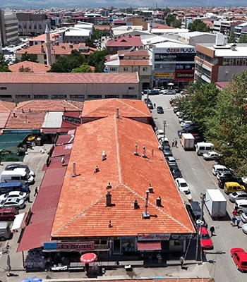 Erzincan'daki yangında zarar gören dükkan çatıları onarıldı