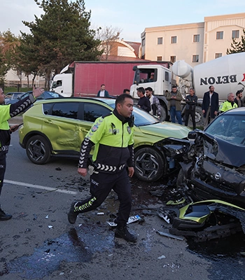 Erzurum'da ters yöne girip 2 araca çarpan otomobilin sürücüsü yaralandı