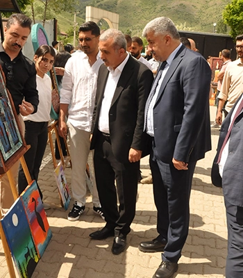 Güroymak'ta öğrencilerin resim sergisi açıldı