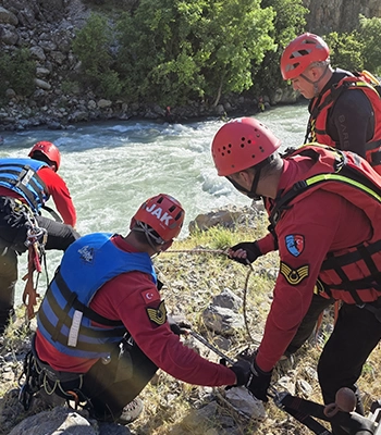 Hakkari'de derede kaybolan genci arama çalışmaları sürdürüldü