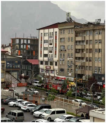 Hakkari'de şiddetli rüzgar nedeniyle bir binanın çatısı zarar gördü