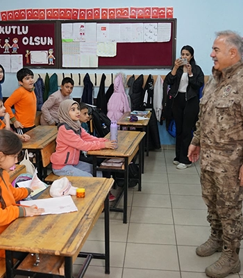 Iğdır Emniyet Müdürü Turgay kendisini mektupla davet eden minik öğrencinin doğum gününü kutladı