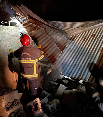 Yüksekova'da yıkılan ağıldaki hayvanlar kurtarıldı