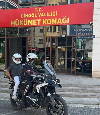 Bingöl'de polis ekipleri öğrencileri LGS sınavına yetiştirdi