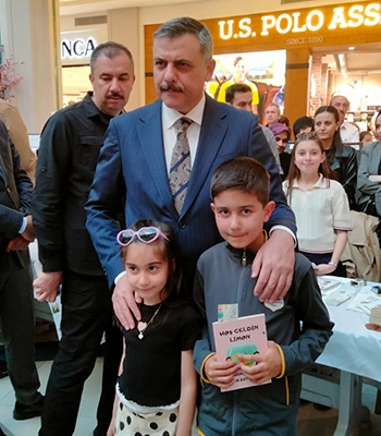 Erzurum'da 120 çocuk yazdıkları ilk kitaplarını imzalarıyla tanıttı