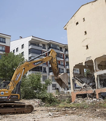 Tunceli'de depreme karşı risk taşıyan binaların yıkımı sürüyor