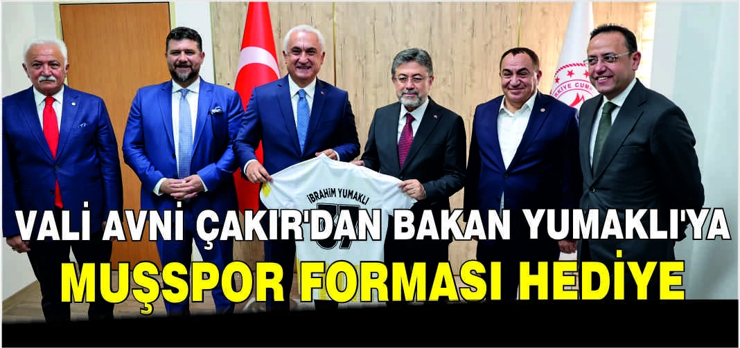Vali Avni Çakır’dan Bakan Yumaklı’ya Muşspor forması hediye