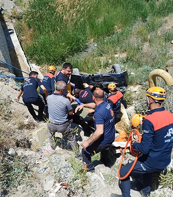 Van'da araçla çarpıştıktan sonra kanala düşen otomobildeki 5 kişi yaralandı