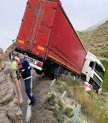Van'da devrilen tırın sürücüsü yaralandı