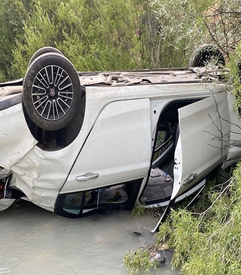 Erzincan’da dereye devrilen otomobildeki 4 kişi yaralandı