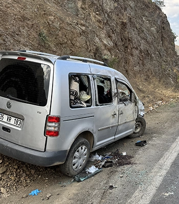 Hakkari'de devrilen hafif ticari araçtaki 5 kişi yaralandı