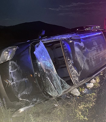 Kars'ta şarampole devrilen hafif ticari araçtaki 4 kişi yaralandı