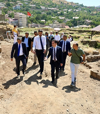 Vali Karakaya Bitlis'te kültürel mirasların değerlendirilmesine yönelik toplantıya katıldı