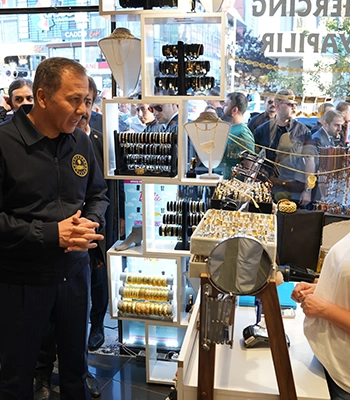 Bakan Yerlikaya Erzurum'da AK Parti İl Başkanlığını ve esnafı ziyaret etti