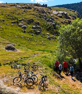 Bisikletçiler 30 Ağustos Zafer Bayramı için Ardahan'da tarihi kaleye pedal çevirdi