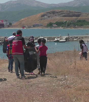 Bitlis'te çocuklar Van Gölü sahilini temizledi