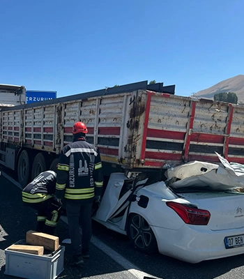 Erzurum'da park halindeki tıra çarpan otomobilin sürücüsü öldü