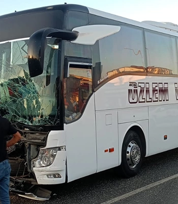 Erzurum'da yolcu otobüsü ile traktörün çarpıştığı kazada 10 kişi yaralandı