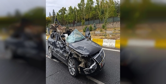 Ağrı'da tıra arkadan çarpan otomobilin sürücüsü yaralandı