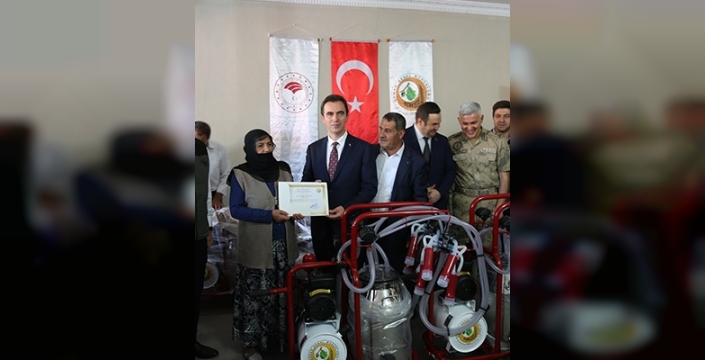Bitlis'te 14 kadın süt üreticisine sağım makinesi dağıtıldı