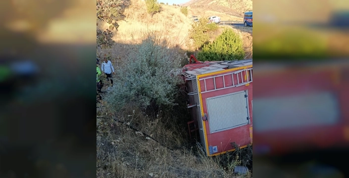 Elazığ'da devrilen itfaiye aracındaki 2 kişi yaralandı