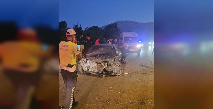 Erzincan'da otomobilin kamyonetle çarpışması sonucu 3 kişi yaralandı