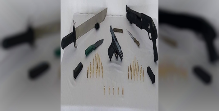 Erzurum'da düzenlenen operasyonda ruhsatsız tabanca tüfek, bıçak ve kılıç ele geçirildi