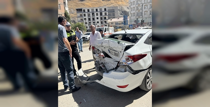 Hakkari'de freni boşalan çekici, 6 araca çarptı