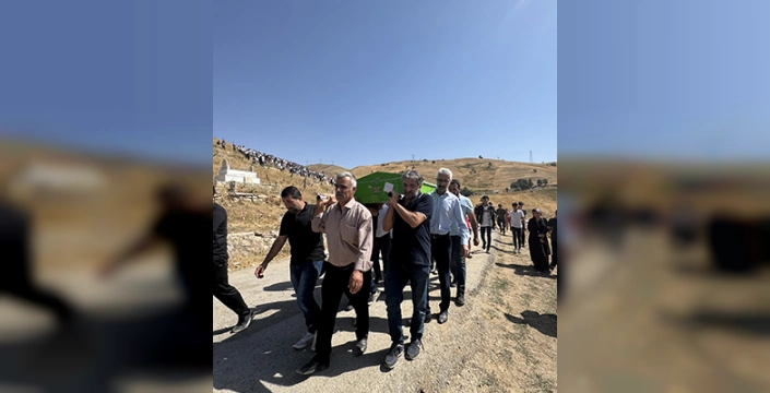 Hakkari'deki trafik kazasında ölen aynı aileden 5 kişinin cenazeleri toprağa verildi