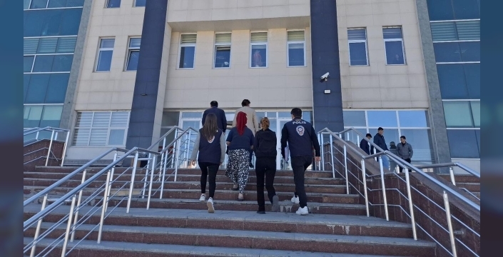 Kars'ta banka ve kredi kartlarını kötüye kullandığı iddia edilen 2 şüpheli gözaltına alındı