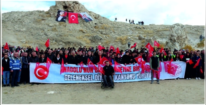 Ağrıda Türk bayraklarıyla kanyon yürüyüşü: Yüzlerce kişi katıldı