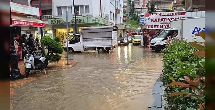 Bulancak'ta sağanak hayatı felç etti: Caddeler göle döndü