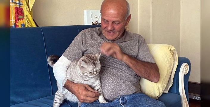 Burdur'da taksici, sokak köpeğine mama verirken ısırıldı