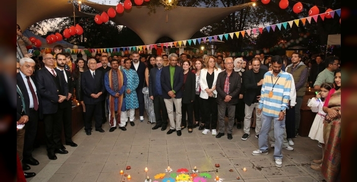 Divali coşkusu Gençlik Parkı'nda yaşandı