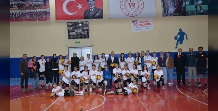 Dünya Kız Çocukları Günü'nde kız voleybolcularla anlamlı buluşma