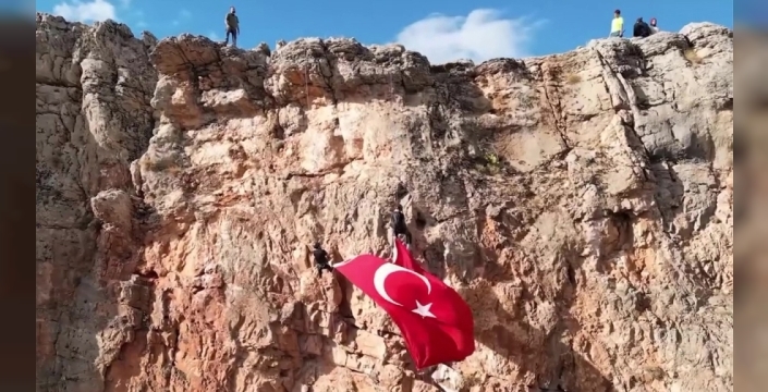 Elazığda dağcılar, 102. yıl coşkusuyla dev Türk bayrağı taşıdı