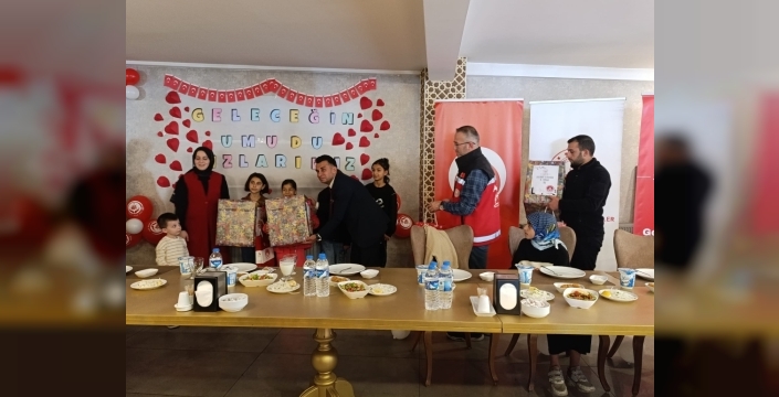 Erzurum'da kız çocuklarına cağ kebap ikram edildi