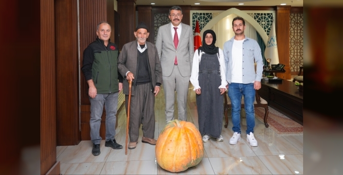 Hakkari'de 50,5 kilogramlık dev bal kabağı yetiştirildi