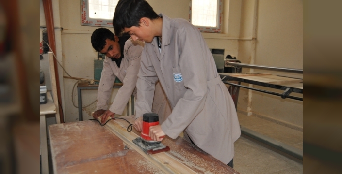 Hizanda öğrenciler oturma bankları üretti