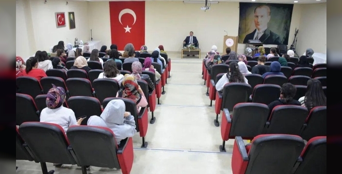 İl müdürü Başköylü, yurt öğrencileriyle kariyer günlerinde bir araya geldi