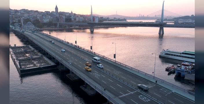 İstanbul'da dev bisiklet yarışı trafiği felç etti: FSM Köprüsü kapandı