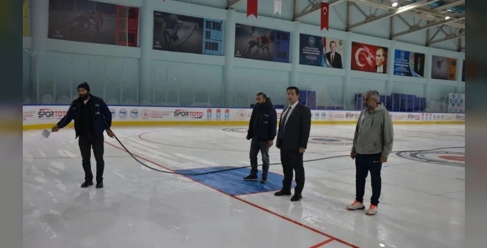 Kars buz pisti yenileniyor