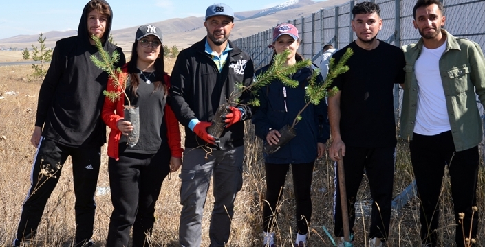 Kars'ta üniversite öğrencileri 90 bin şehit anısına fidan dikti
