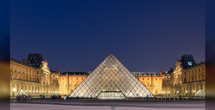Louvre müzesi soygun sonrası yeniden ziyaretçilere kapılarını açtı